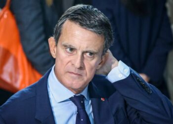 Manuel Valls dit sa "colère" après l'investiture de François Hollande avec le Nouveau Front populaire