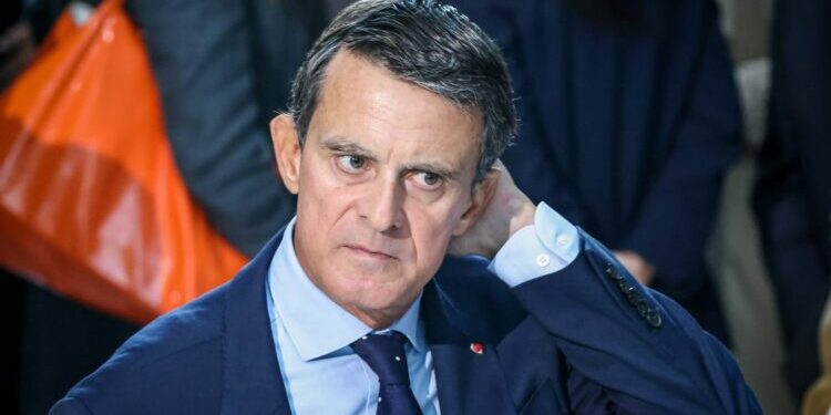 Manuel Valls dit sa "colère" après l'investiture de François Hollande avec le Nouveau Front populaire