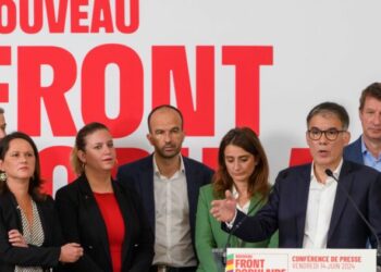 des sympathisants du Nouveau Front populaire mobilisés pour une campagne de démarchage téléphonique