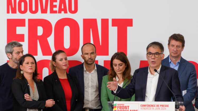 des sympathisants du Nouveau Front populaire mobilisés pour une campagne de démarchage téléphonique