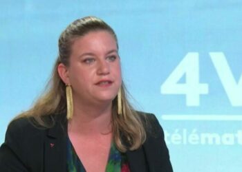 le Nouveau Front populaire défend "la retraite à 60 ans", explique Mathilde Panot