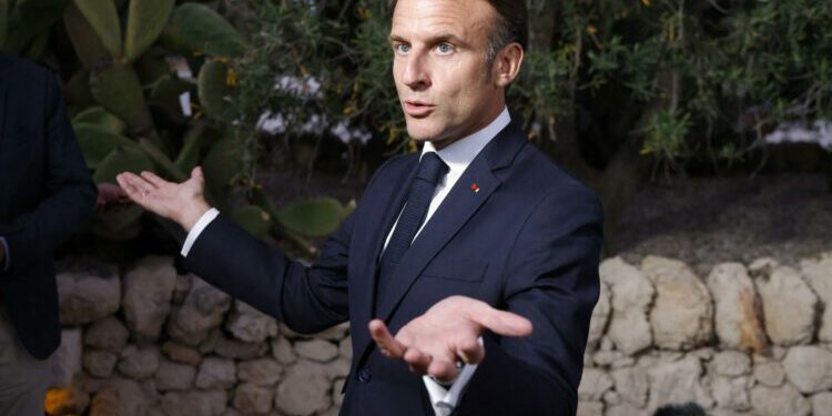 Bardella au salon de la défense, Macron charge le Nouveau Front populaire