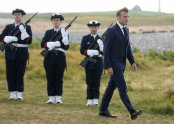 Sur l’île de Sein, Emmanuel Macron s’invite dans la campagne et fustige le Nouveau Front populaire