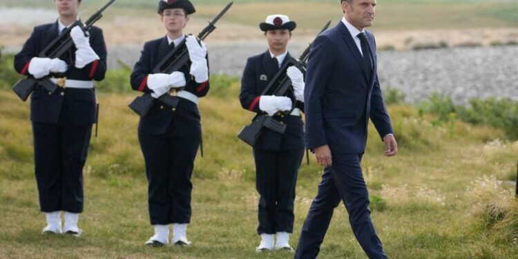 Sur l’île de Sein, Emmanuel Macron s’invite dans la campagne et fustige le Nouveau Front populaire