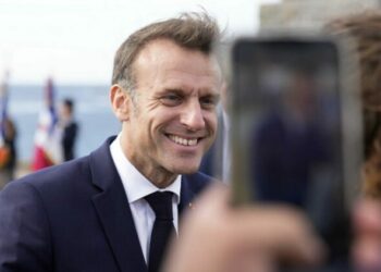 Emmanuel Macron fustige "des choses ubuesques" comme "aller changer de sexe en mairie" et suscite l'indignation à gauche
