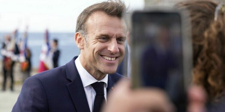Emmanuel Macron fustige "des choses ubuesques" comme "aller changer de sexe en mairie" et suscite l'indignation à gauche
