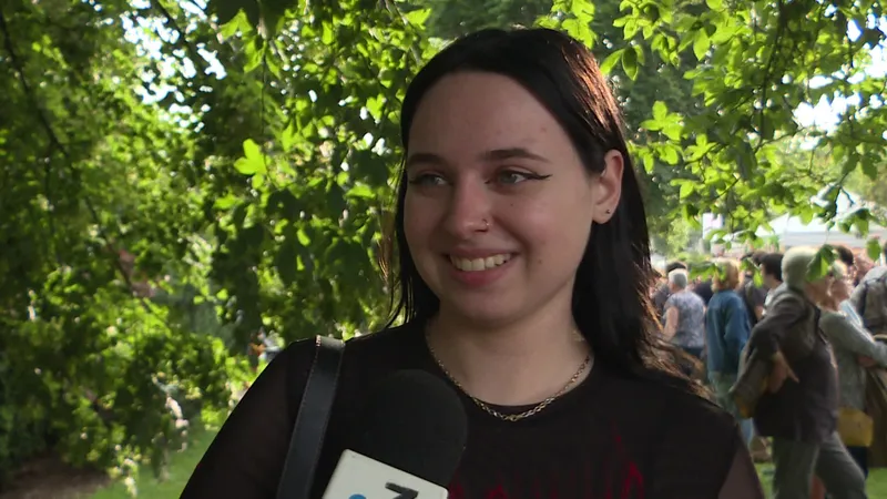 Cette jeune électrice est venue entendre les propositions du Nouveau Front Populaire, le 18 juin 2024, à Limoges.