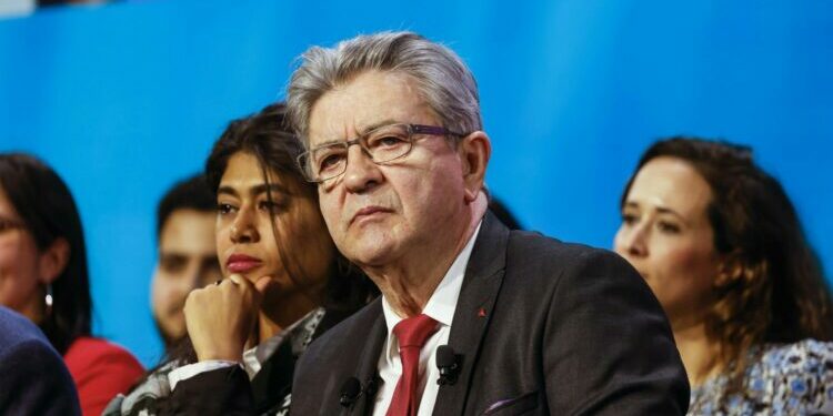 sur le terrain, l'image de Jean-Luc Mélenchon pèse sur de nombreux candidats du Nouveau Front populaire