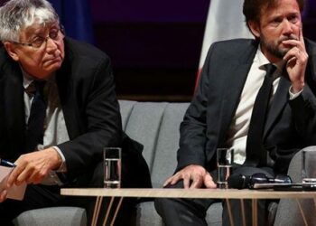 Eric Coquerel (LFI) et Boris Vallaud (PS) lors des auditions du Medef.