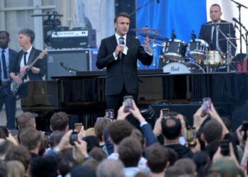 Emmanuel Macron renvoie dos à dos le Nouveau Front populaire et le RN