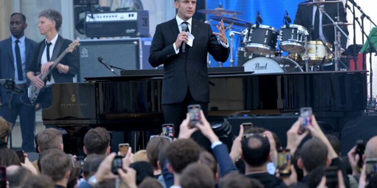 Emmanuel Macron renvoie dos à dos le Nouveau Front populaire et le RN