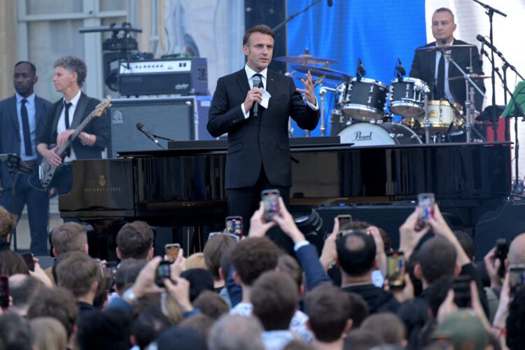 Emmanuel Macron renvoie dos à dos le Nouveau Front populaire et le RN