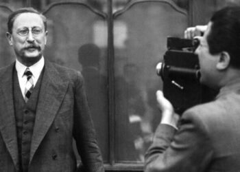 Front populaire : Léon Blum s'est-il oui ou non retourné dans sa tombe comme l'affirme Emmanuel Macron ?