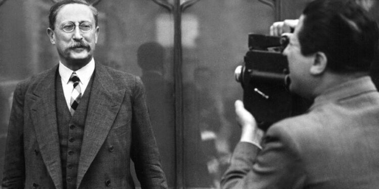 Front populaire : Léon Blum s'est-il oui ou non retourné dans sa tombe comme l'affirme Emmanuel Macron ?