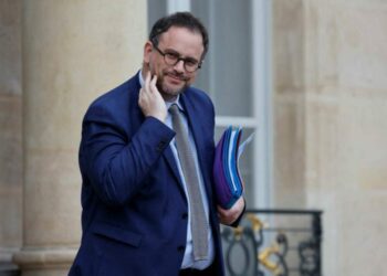l’ex-ministre Aurélien Rousseau, candidat de la gauche, en campagne face à la grande confusion politique