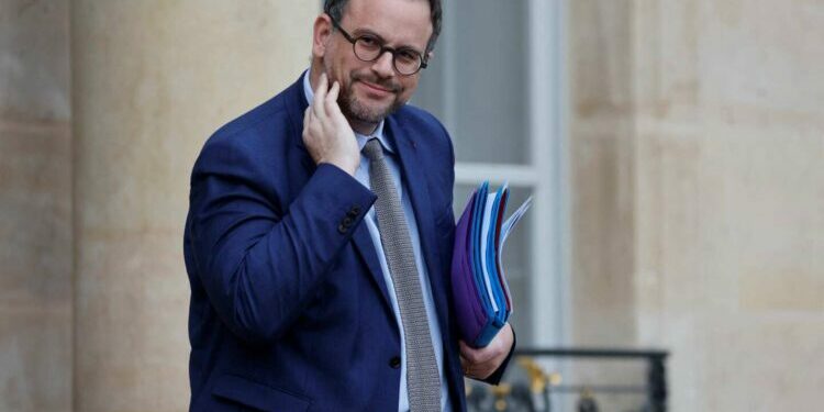 l’ex-ministre Aurélien Rousseau, candidat de la gauche, en campagne face à la grande confusion politique