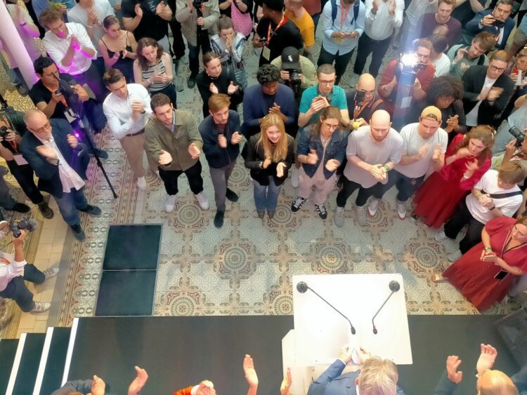 Journalistes et militants le 30 juin 2024 au QG de LFI à Paris.