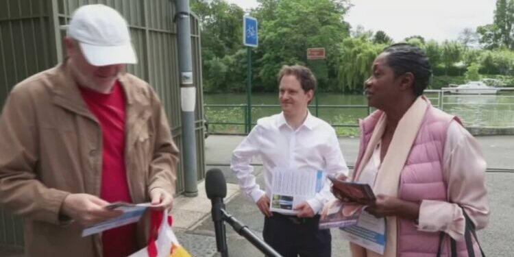 À Andrésy et Conflans-Sainte-Honorine (Yvelines), Babette de Rozières (LR/RN), Nadia Hai (Renaissance) et Aurélien Rousseau (Nouveau Front populaire) en campagne accélérée pour les législatives Voir plus Voir moins