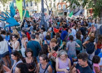À Marseille, les soutiens du Nouveau Front populaire font mee-ting mi-teuf contre le RN