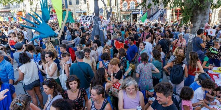 À Marseille, les soutiens du Nouveau Front populaire font mee-ting mi-teuf contre le RN