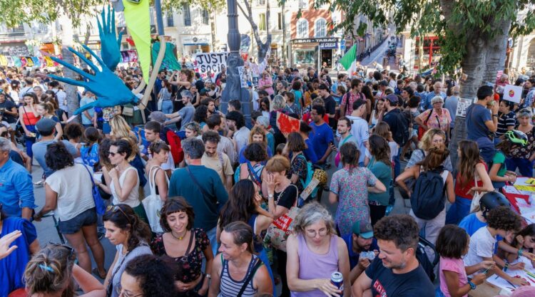 À Marseille, les soutiens du Nouveau Front populaire font mee-ting mi-teuf contre le RN