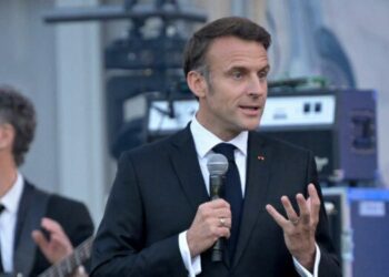 Emmanuel Macron renvoie dos à dos le Rassemblement national et le Nouveau Front populaire et appelle à voter contre