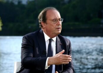 Hollande déplore une "présentation fallacieuse" du Nouveau Front populaire