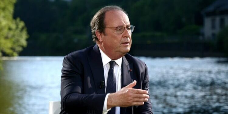 Hollande déplore une "présentation fallacieuse" du Nouveau Front populaire