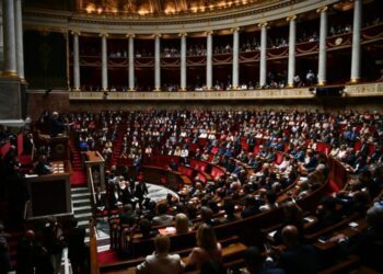 INFO RTL - Sondage législatives 2024 : le RN en tête à 33%, suivi par le nouveau front populaire à 27%, selon notre projection