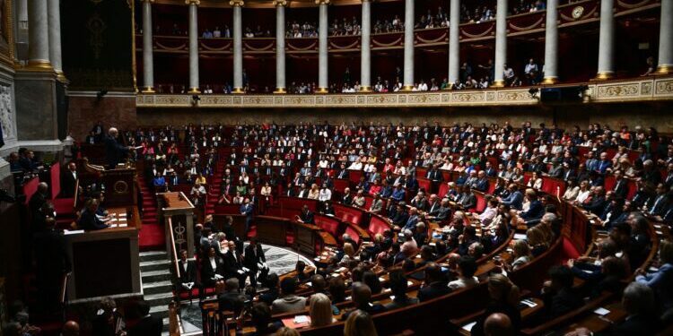 INFO RTL - Sondage législatives 2024 : le RN en tête à 33%, suivi par le nouveau front populaire à 27%, selon notre projection