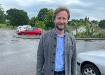 Boris Vallaud en campagne à Mugron, dans les Landes, ce vendredi pour défendre son siège de député PS aux élections législatives anticipées.