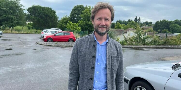 Boris Vallaud en campagne à Mugron, dans les Landes, ce vendredi pour défendre son siège de député PS aux élections législatives anticipées.