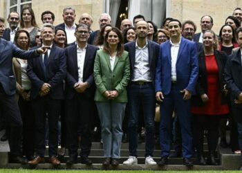 La photo officielle du Nouveau Front populaire, dans le jardin de la Maison de la Chimie.