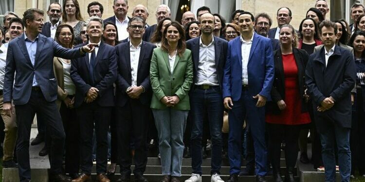La photo officielle du Nouveau Front populaire, dans le jardin de la Maison de la Chimie.