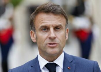 Emmanuel Macron a attaqué la proposition du Nouveau Front populaire de rendre possible le "changement de sexe en mairie"