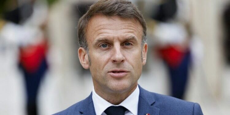 Emmanuel Macron a attaqué la proposition du Nouveau Front populaire de rendre possible le "changement de sexe en mairie"