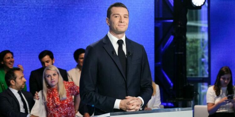 Législatives : le RN et ses alliés creusent l'écart en tête, le Nouveau Front populaire se tasse
