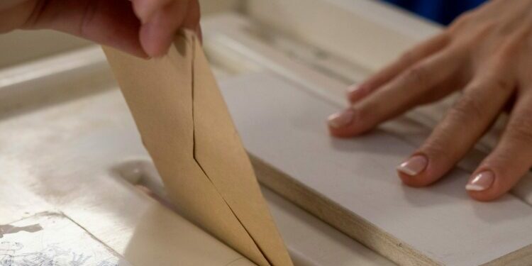 Législatives : le RN toujours loin devant, le Nouveau Front Populaire et la majorité progressent, d'après un sondage