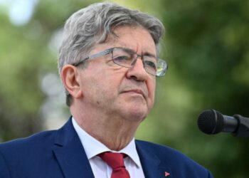 Mélenchon joue à l’épouvantail et embarrasse le Nouveau Front populaire