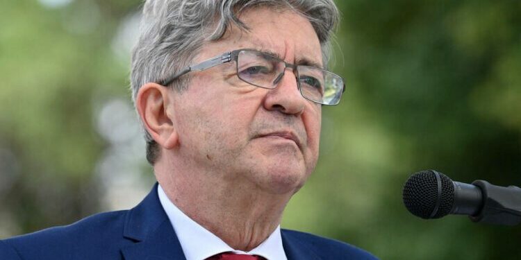 Mélenchon joue à l’épouvantail et embarrasse le Nouveau Front populaire