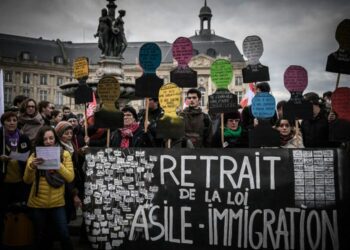 Nouveau Front populaire : comment s’engage-t-il pour les droits des étrangers et contre les discriminations ?
