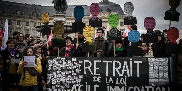Nouveau Front populaire : comment s’engage-t-il pour les droits des étrangers et contre les discriminations ?