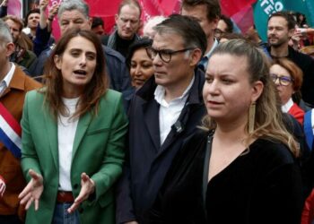 Pour son premier grand meeting, le Nouveau Front populaire tente de mettre les tensions de côté