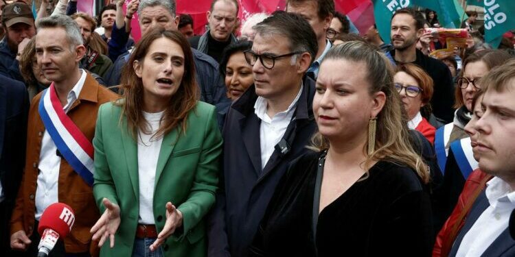 Pour son premier grand meeting, le Nouveau Front populaire tente de mettre les tensions de côté