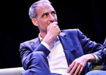 Sondage : Raphaël Glucksmann devient la personnalité de gauche la plus populaire, Jean-Luc Mélenchon s'écroule