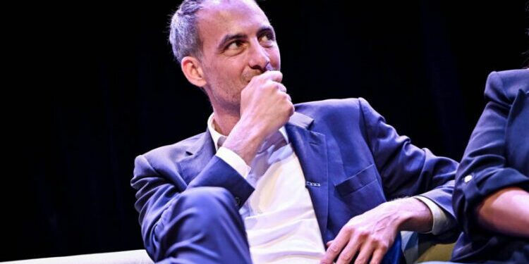 Sondage : Raphaël Glucksmann devient la personnalité de gauche la plus populaire, Jean-Luc Mélenchon s'écroule