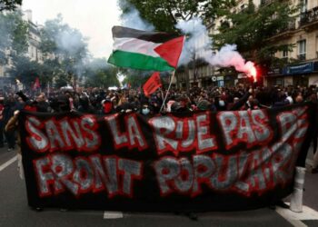 Une manifestante contre “l’extrême droite” sermonne le Nouveau Front populaire pour avoir qualifié les attaques du Hamas de “terroristes”