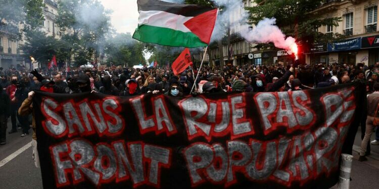 Une manifestante contre “l’extrême droite” sermonne le Nouveau Front populaire pour avoir qualifié les attaques du Hamas de “terroristes”