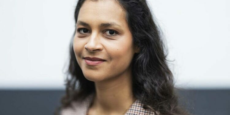 la dissidente Amy Bah autorisée à utiliser la mention «Nouveau Front populaire» par la justice – Libération