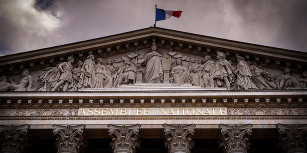 le parti de Jordan Bardella frôle la majorité absolue